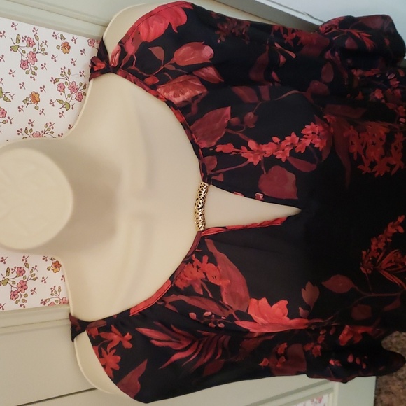BCX Large Peep Shoulder Floral Blouse Red/Black - Picture 3 of 7